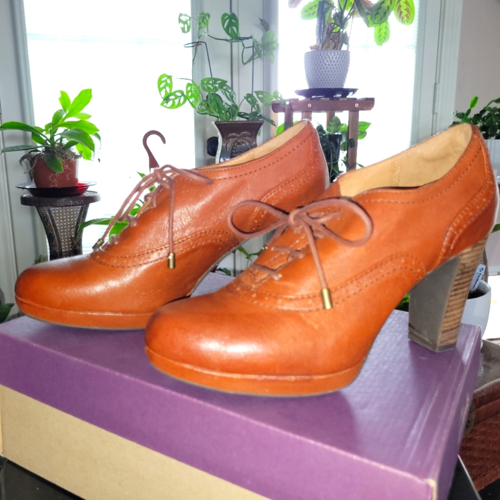 Clark's Brown Leather Heeled Oxford 9M